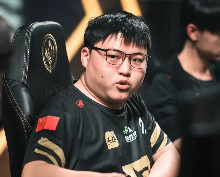 Uzi回归赛场，赛况扑朔迷离首场状态亮眼，TES观众沸腾！